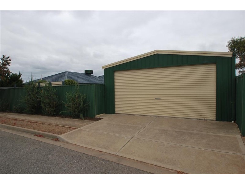 2 Bendigo Cl, Trott Park SA 5158