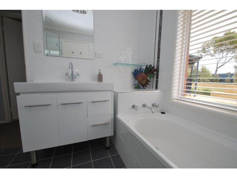 2 Bendigo Cl, Trott Park SA 5158