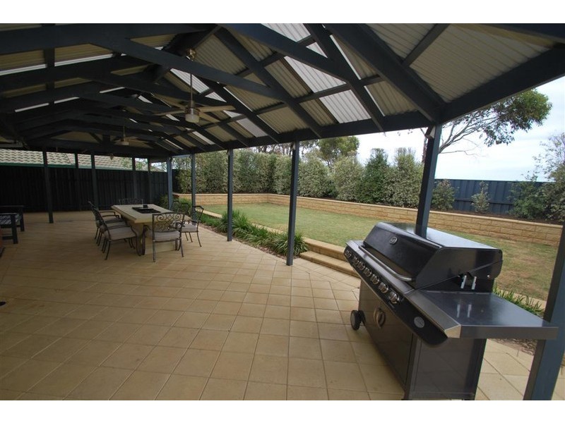 2 Bendigo Cl, Trott Park SA 5158