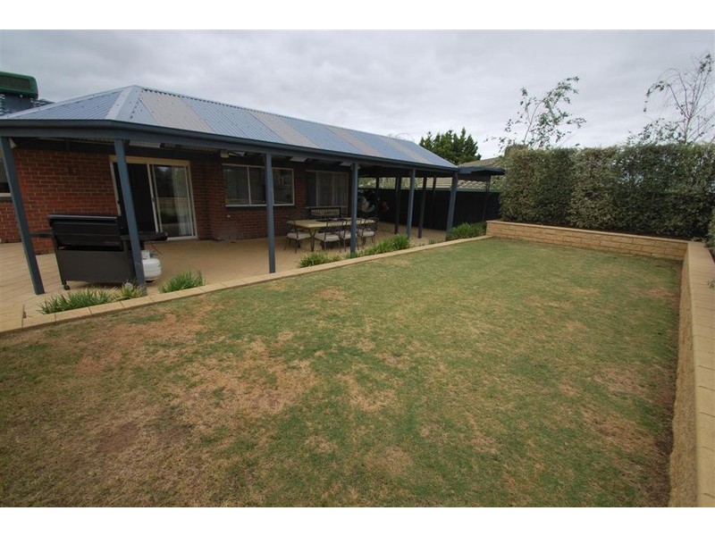 2 Bendigo Cl, Trott Park SA 5158