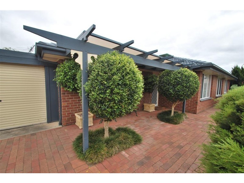 2 Bendigo Cl, Trott Park SA 5158