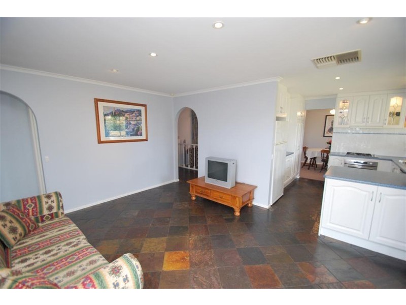 2 Bendigo Cl, Trott Park SA 5158