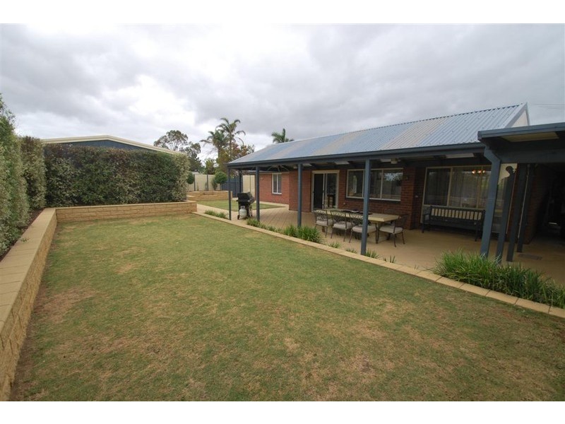 2 Bendigo Cl, Trott Park SA 5158