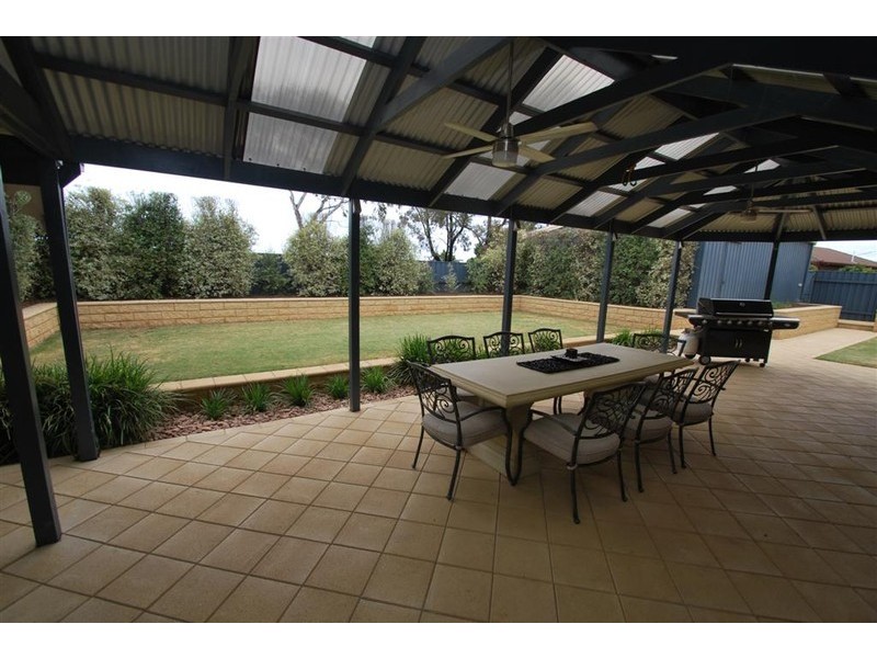 2 Bendigo Cl, Trott Park SA 5158