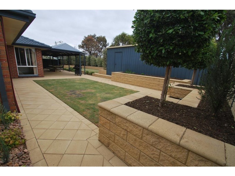 2 Bendigo Cl, Trott Park SA 5158