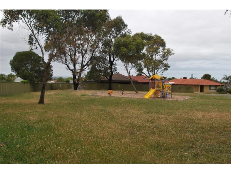 2 Bendigo Cl, Trott Park SA 5158