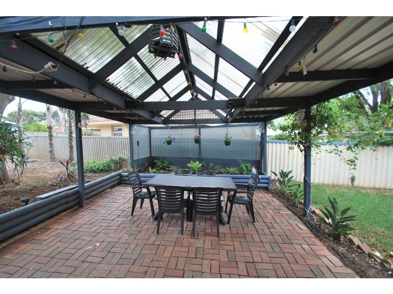 17 Lomond Cres, Morphett Vale SA 5162