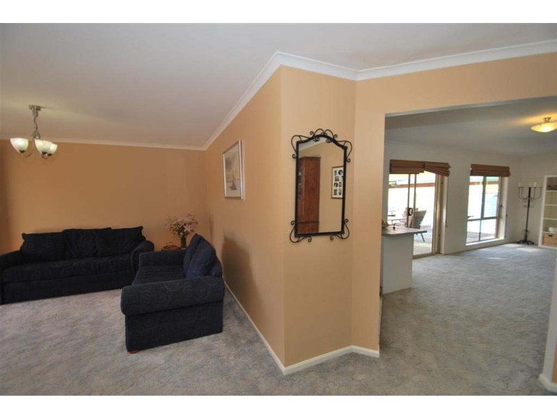 2 Madigan Crescent, Woodcroft SA 5162