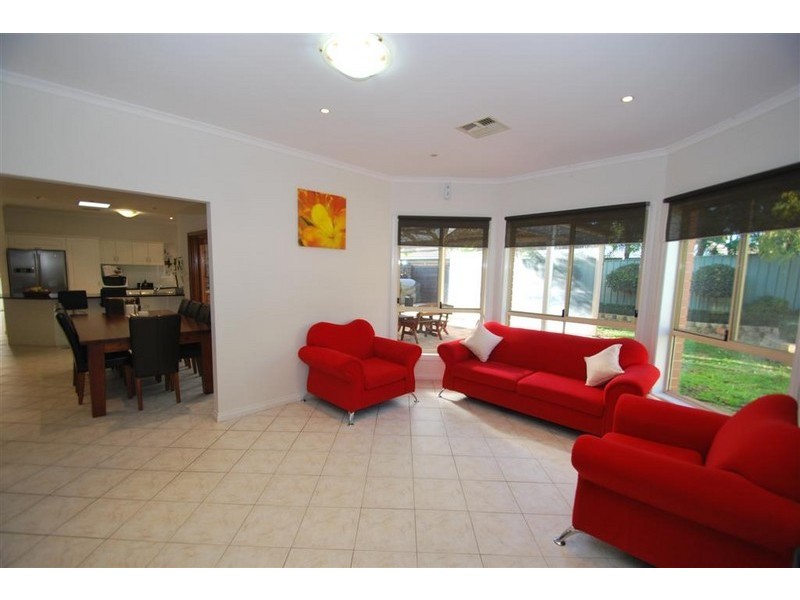 8 Oakford Crescent, Happy Valley SA 5159