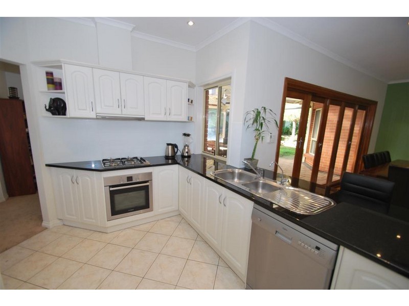 8 Oakford Crescent, Happy Valley SA 5159