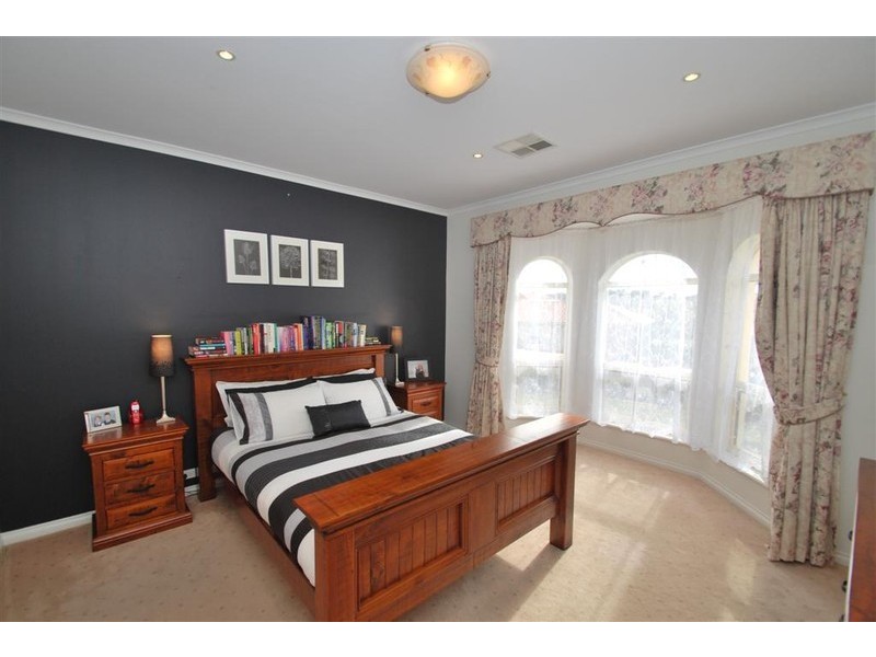 8 Oakford Crescent, Happy Valley SA 5159