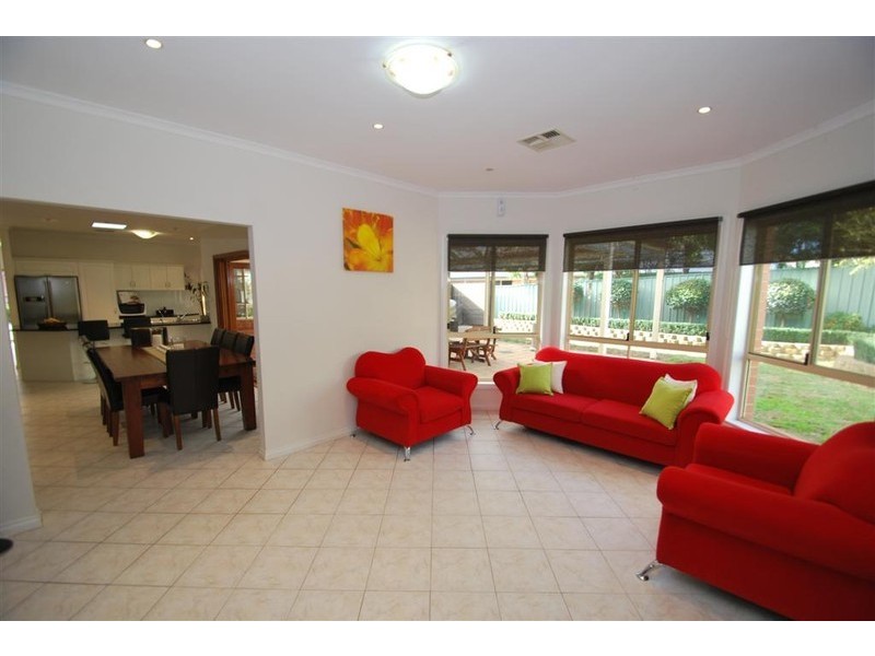 8 Oakford Crescent, Happy Valley SA 5159