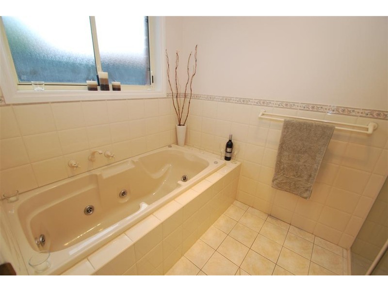 8 Oakford Crescent, Happy Valley SA 5159