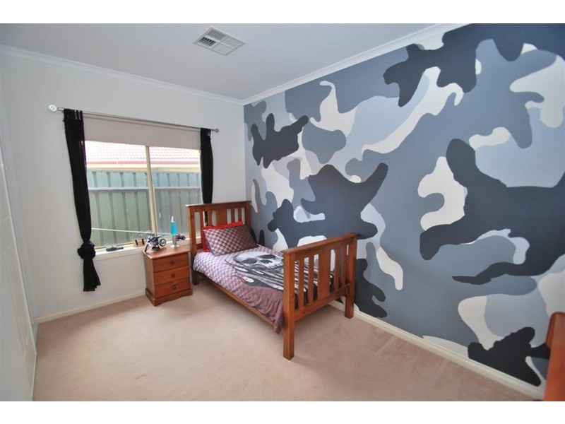 8 Oakford Crescent, Happy Valley SA 5159