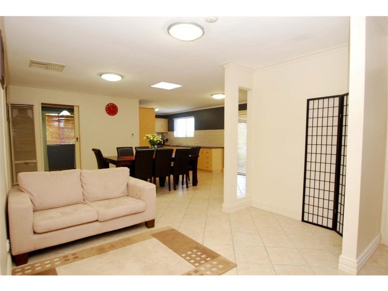 28 Rogana Crescent, Hallett Cove SA 5158