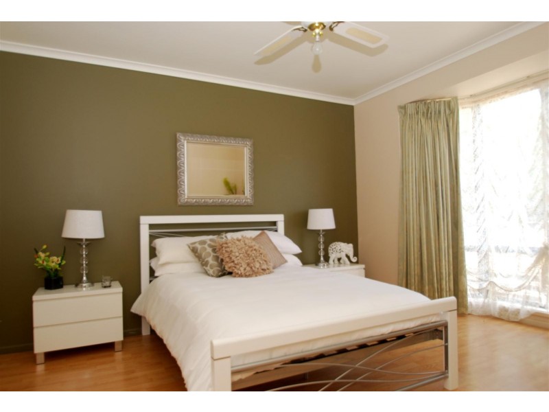 9 Lennon Drive, Woodcroft SA 5162