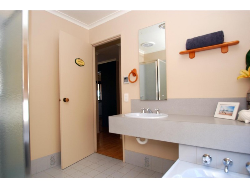 9 Lennon Drive, Woodcroft SA 5162