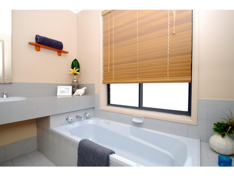 9 Lennon Drive, Woodcroft SA 5162