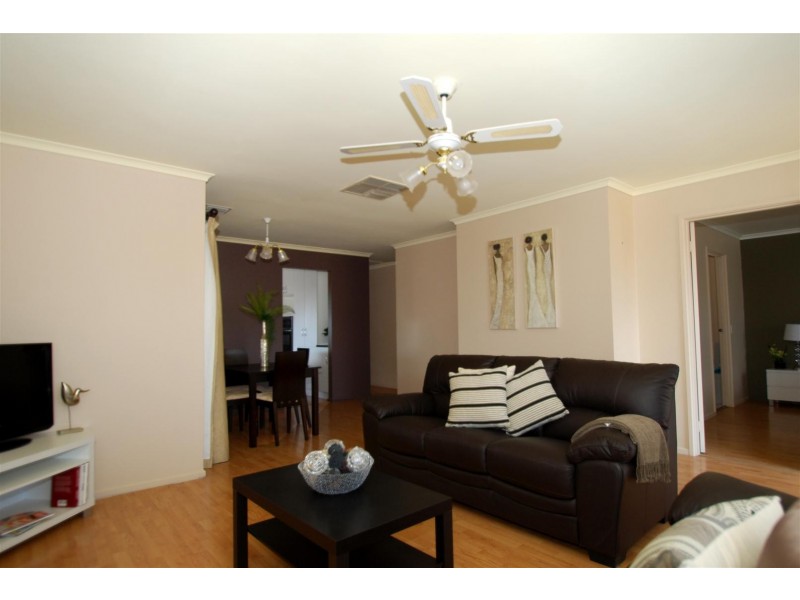 9 Lennon Drive, Woodcroft SA 5162