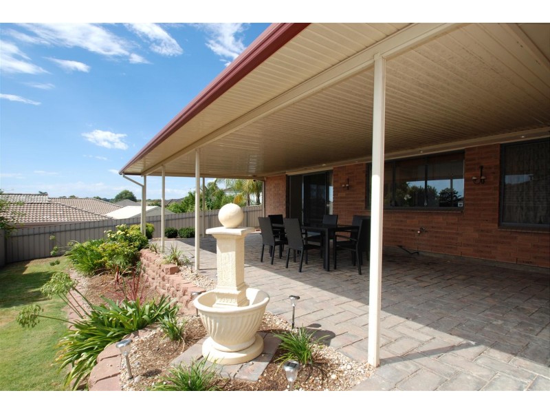 9 Lennon Drive, Woodcroft SA 5162