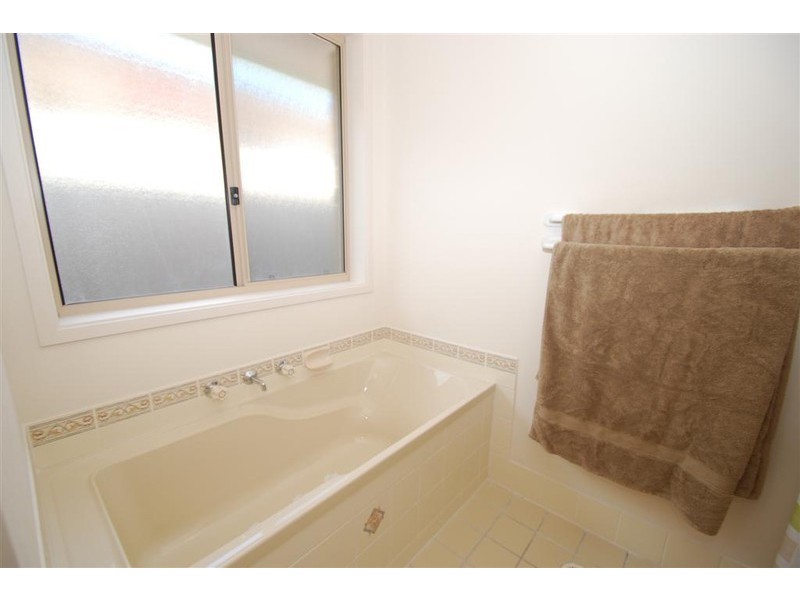 4 Padthaway Court, Woodcroft SA 5162