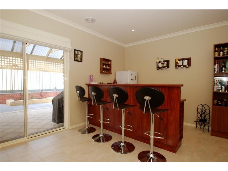 1 Longleaf Court, Flagstaff Hill SA 5159