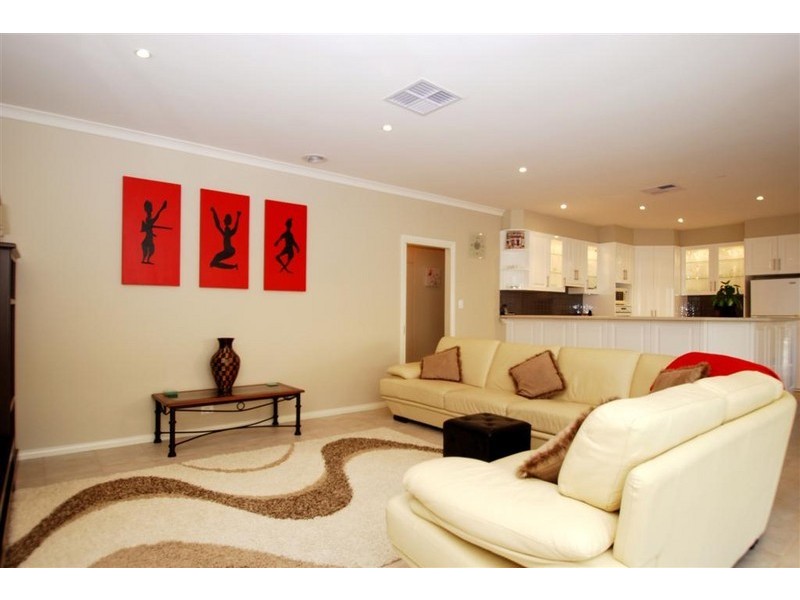 1 Longleaf Court, Flagstaff Hill SA 5159