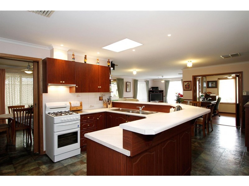 8 Traeger Court, Woodcroft SA 5162