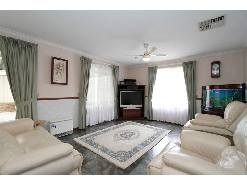 8 Traeger Court, Woodcroft SA 5162