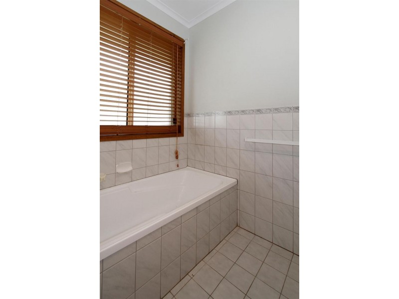 8 Traeger Court, Woodcroft SA 5162