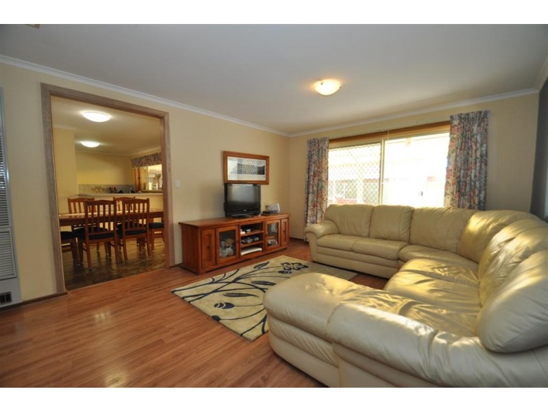 4 Sandalwood Grove, Woodcroft SA 5162