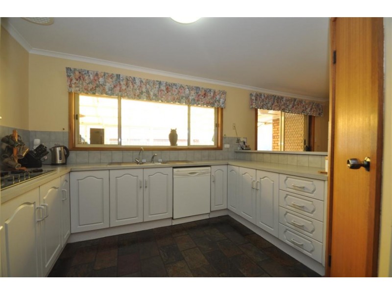 4 Sandalwood Grove, Woodcroft SA 5162