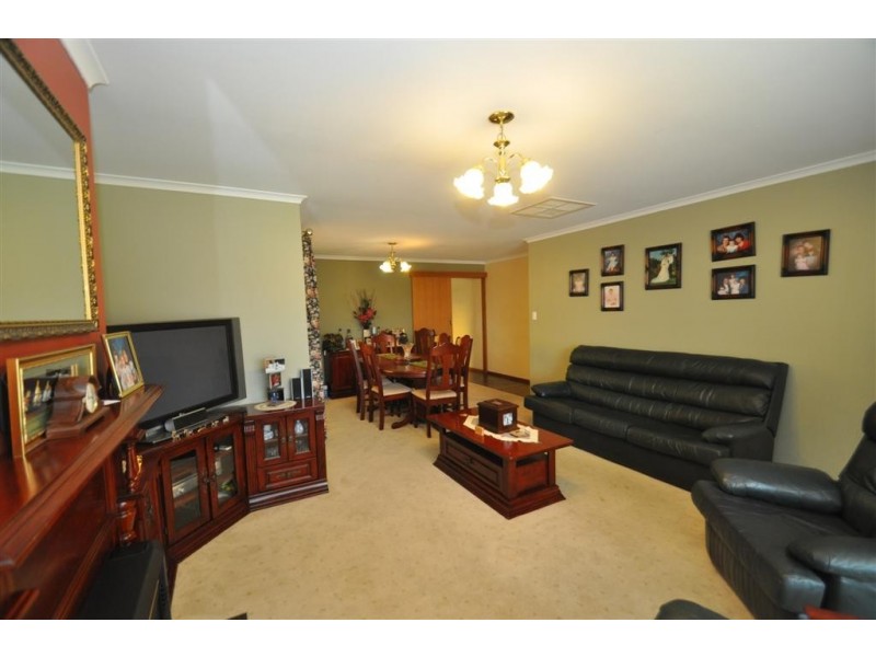 4 Sandalwood Grove, Woodcroft SA 5162