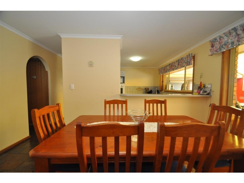 4 Sandalwood Grove, Woodcroft SA 5162