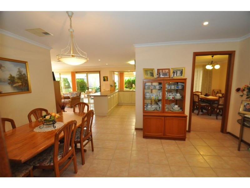 25 Dorrien Avenue, Woodcroft SA 5162