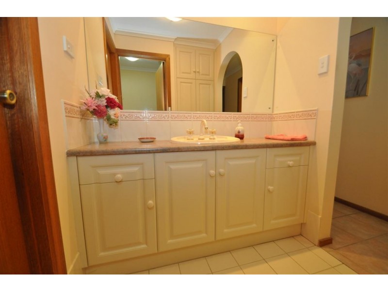 25 Dorrien Avenue, Woodcroft SA 5162