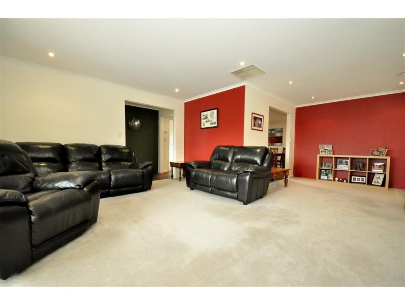 3 Farnham Crescent, Woodcroft SA 5162