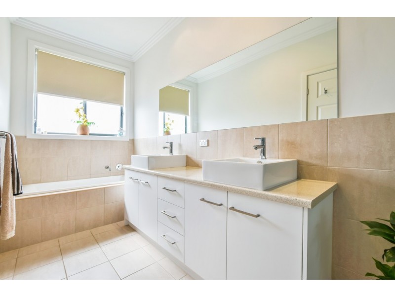 6 Thomas Way, Hallett Cove SA 5158