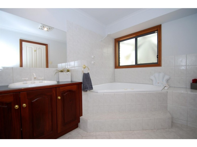 15 Bennett Close, Aberfoyle Park SA 5159