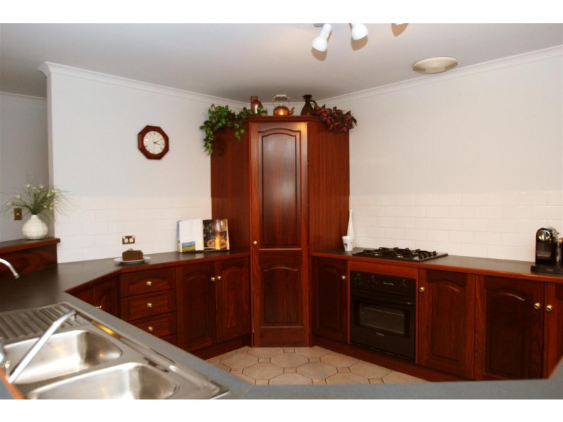 15 Bennett Close, Aberfoyle Park SA 5159