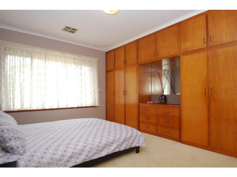 9 Swan Avenue, Happy Valley SA 5159