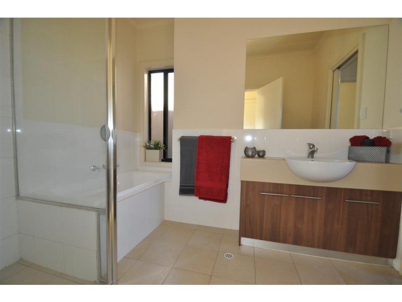 10 Ragless Avenue, Park Holme SA 5043