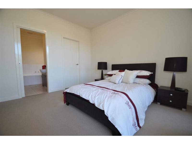 10 Ragless Avenue, Park Holme SA 5043