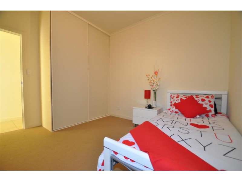 10 Ragless Avenue, Park Holme SA 5043