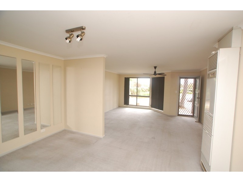 11 Coonawarra Close, Woodcroft SA 5162