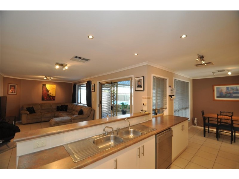 2 Mawson Circuit, Woodcroft SA 5162