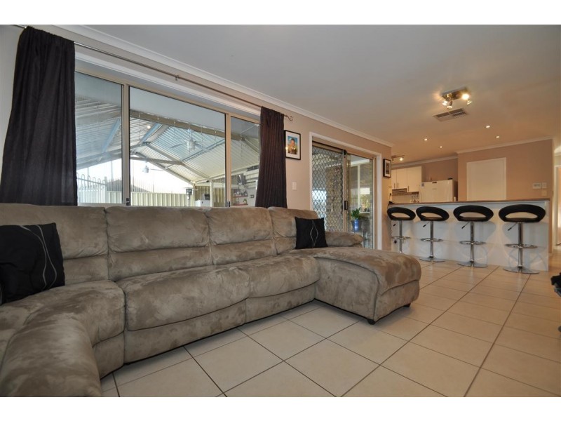 2 Mawson Circuit, Woodcroft SA 5162