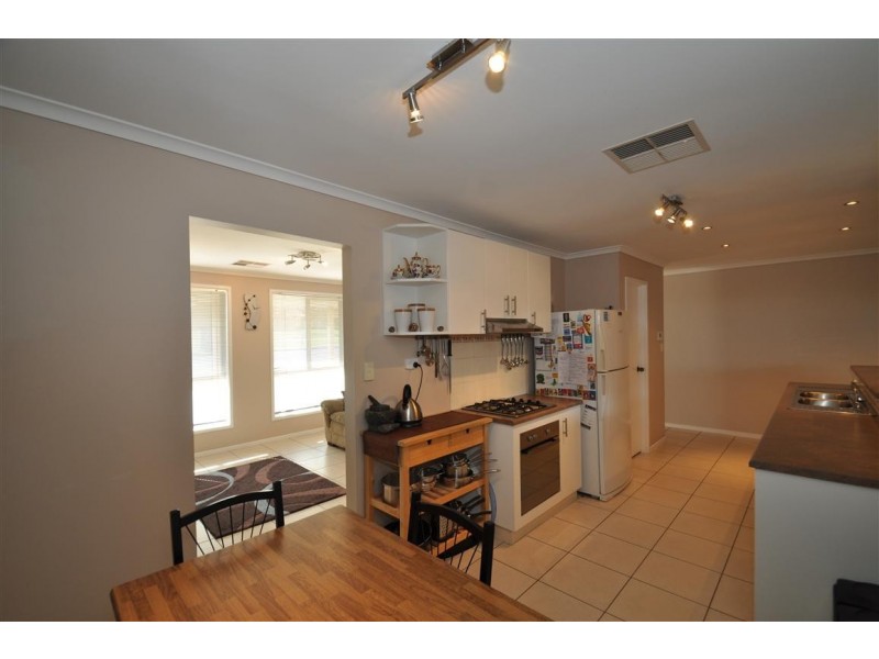 2 Mawson Circuit, Woodcroft SA 5162