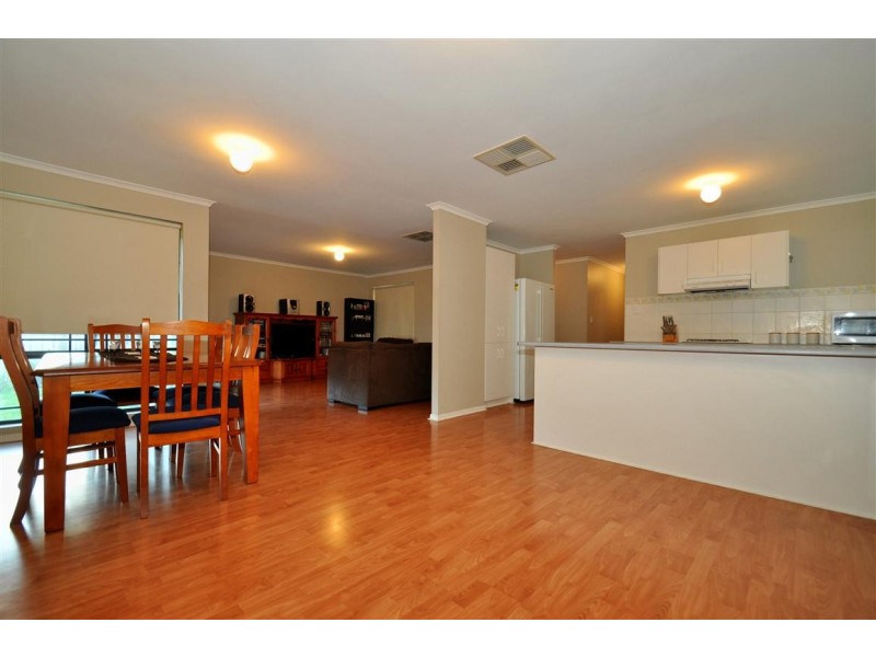 28 Shillabeer Crescent, Woodcroft SA 5162