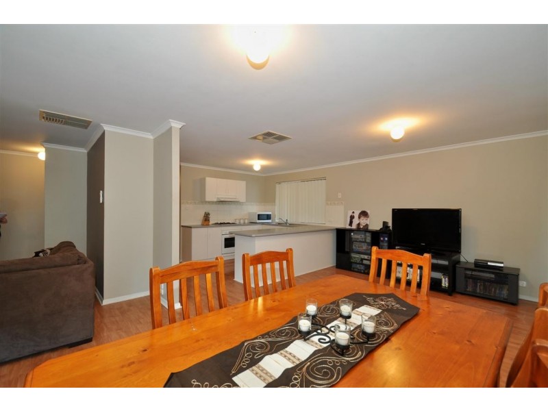 28 Shillabeer Crescent, Woodcroft SA 5162